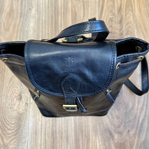 Florence Made in Italy Black Leather Drawstring Backpack Crossbody LNC main image 9